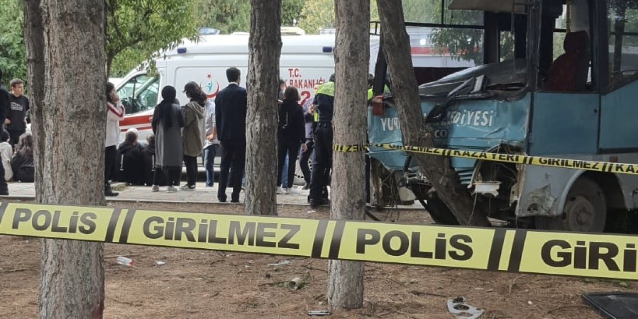 Öğrencileri Taşıyan Midibüs, 2 Araca Çarpıp Parka Daldı; 16 Yaralı