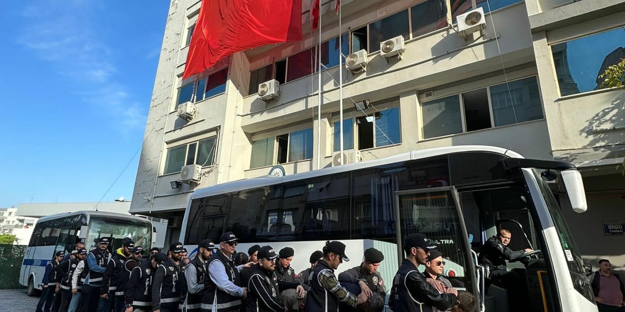 İzmir'de Fetö'ye 'Kıskaç' Operasyonunda 84 Şüpheli Adliyede