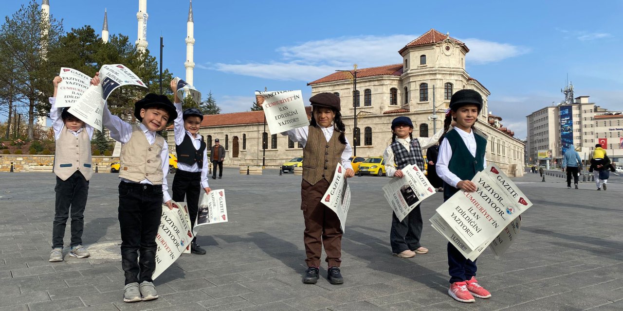 İlkokul Öğrencileri, Cumhuriyet’in İlanını Duyuran Gazete Hazırlayıp, Dağıttı