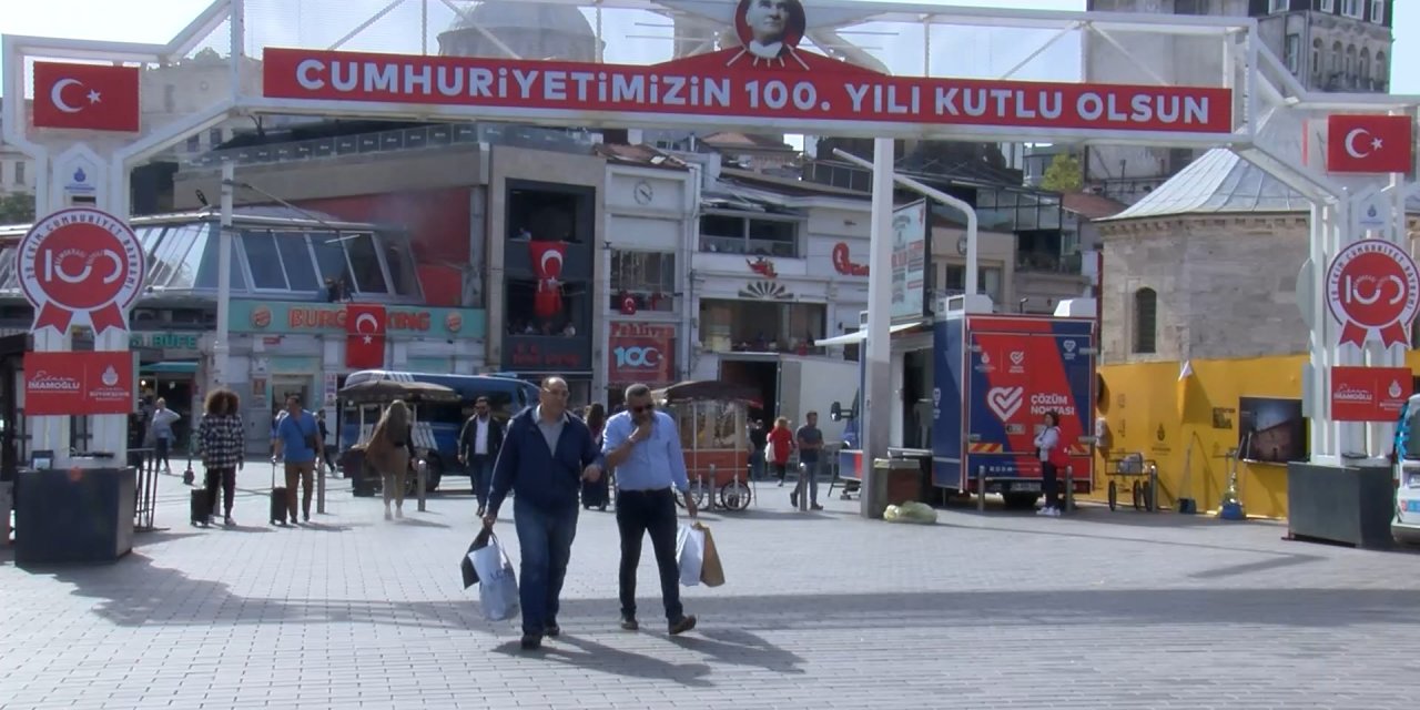 İstiklal Caddesi Türk Bayraklarıyla Donatıldı