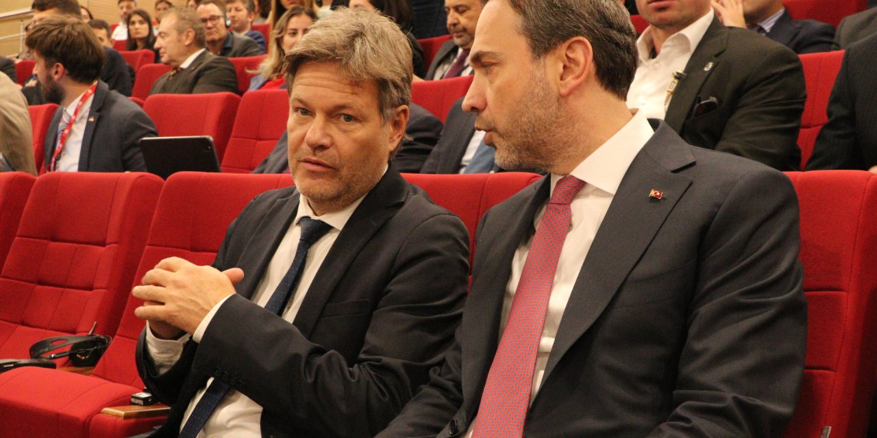 Bakan Bayraktar: Sakarya Sahası'nda Üretimi 40 Milyon Metreküpe Çıkarmayı Hedefliyoruz