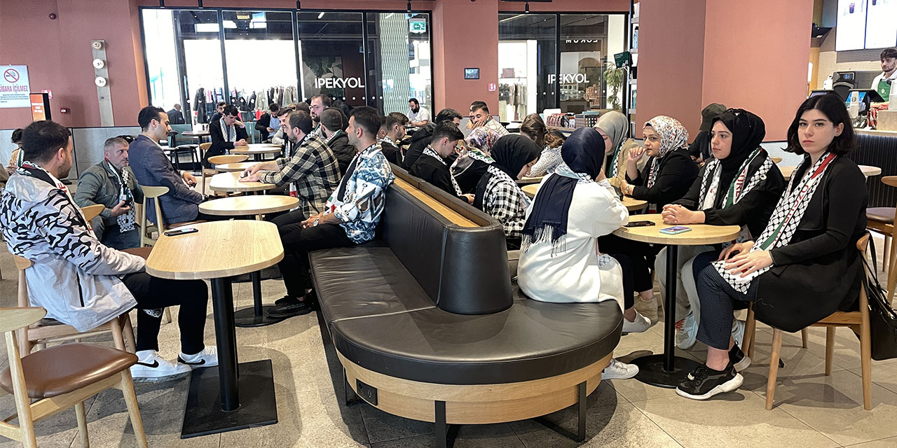 AK Parti Rize Gençlik Kollarından Starbucks şubesinde protesto