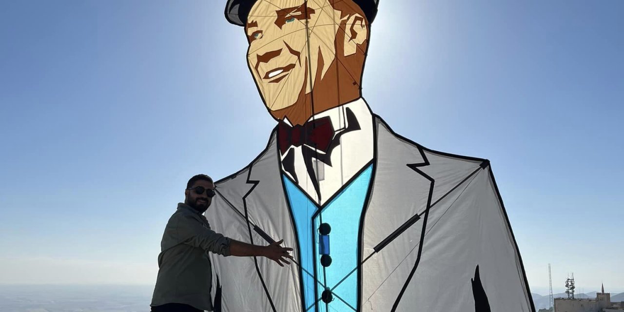 Uçurtma Ustası, Atatürk Posterli Uçurtmasını Cumhuriyetin 100’üncü Yılı İçin Uçurdu