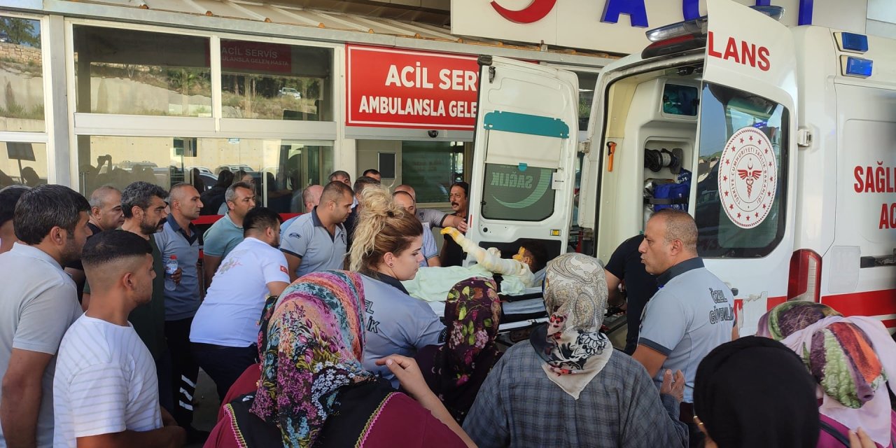 Adana'da Otomobil Alev Aldı; 2'si Çocuk, 3 Yaralı