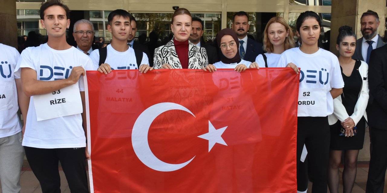 81 Öğrenci, Cumhuriyet'in 100'üncü Yılı İçin Koşup, Taşıdıkları Bayrağı Müzeye Teslim Etti