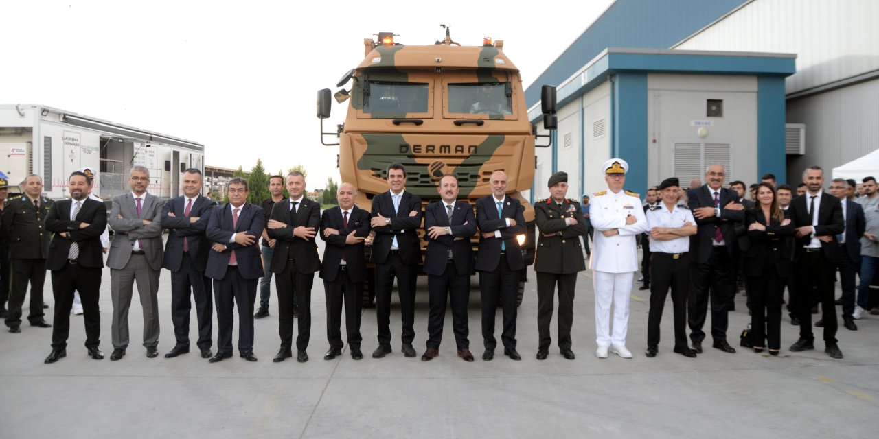 Mersin'de 13 Adet 8x8 Konteyner Taşıyıcı 'Derman' Teslimatı