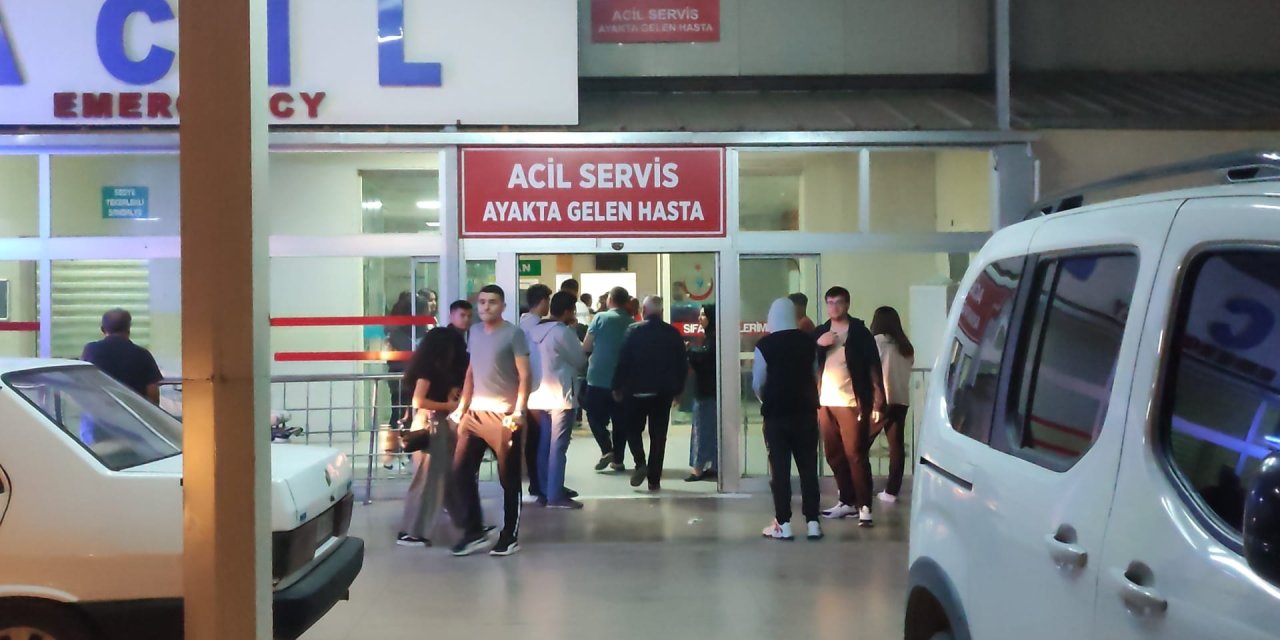 Kozan'da 14 Lise Öğrencisi, Çiğ Köfteden Zehirlenme Şüphesiyle Hastaneye Kaldırıldı