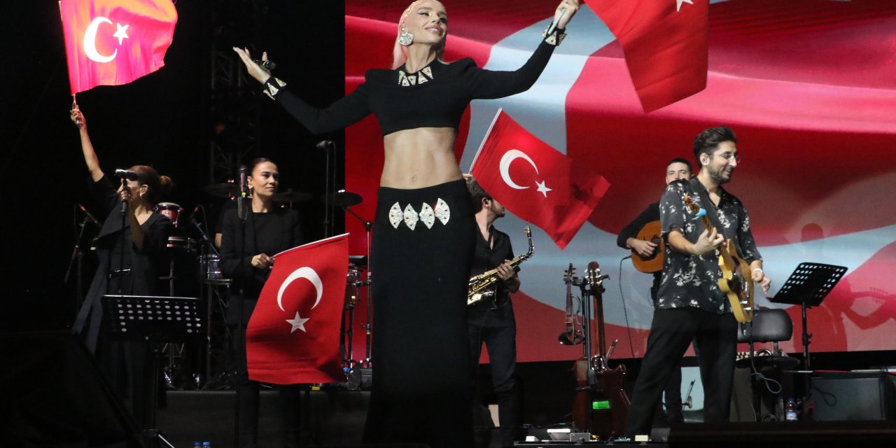 Eskişehir'de Gülşen'in '29 Ekim' Konserini 50 Bin Kişi İzledi