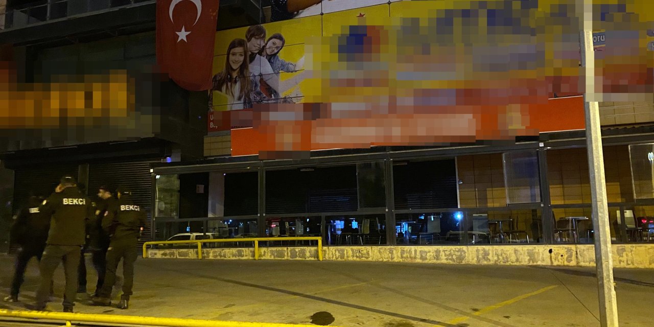 Diyarbakır'da Fast Food Zinciri Şubesine Maytap Atıldı