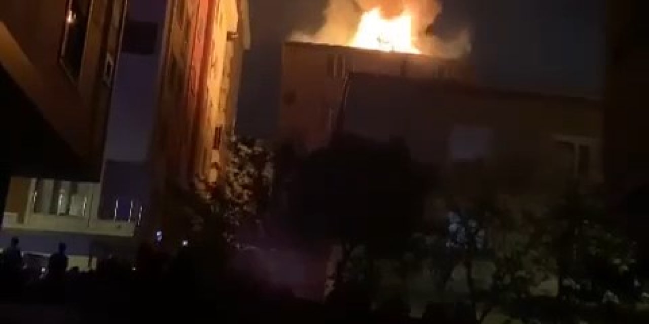 Çekmeköy'de Dört Katlı Binanın Çatısı Alev Alev Yandı