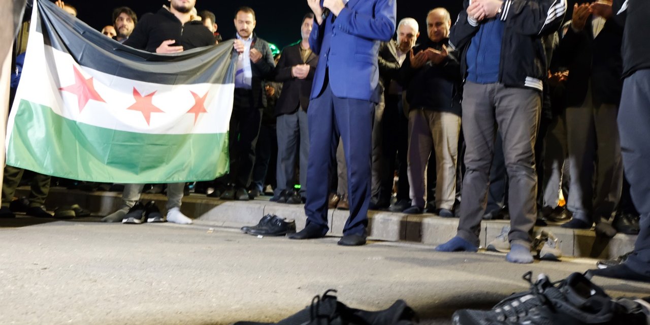 Bingöl'deki İsrail Protestosunda İl Müftü Yardımcısı Ayakkabılarını Çıkarıp Dua Etti