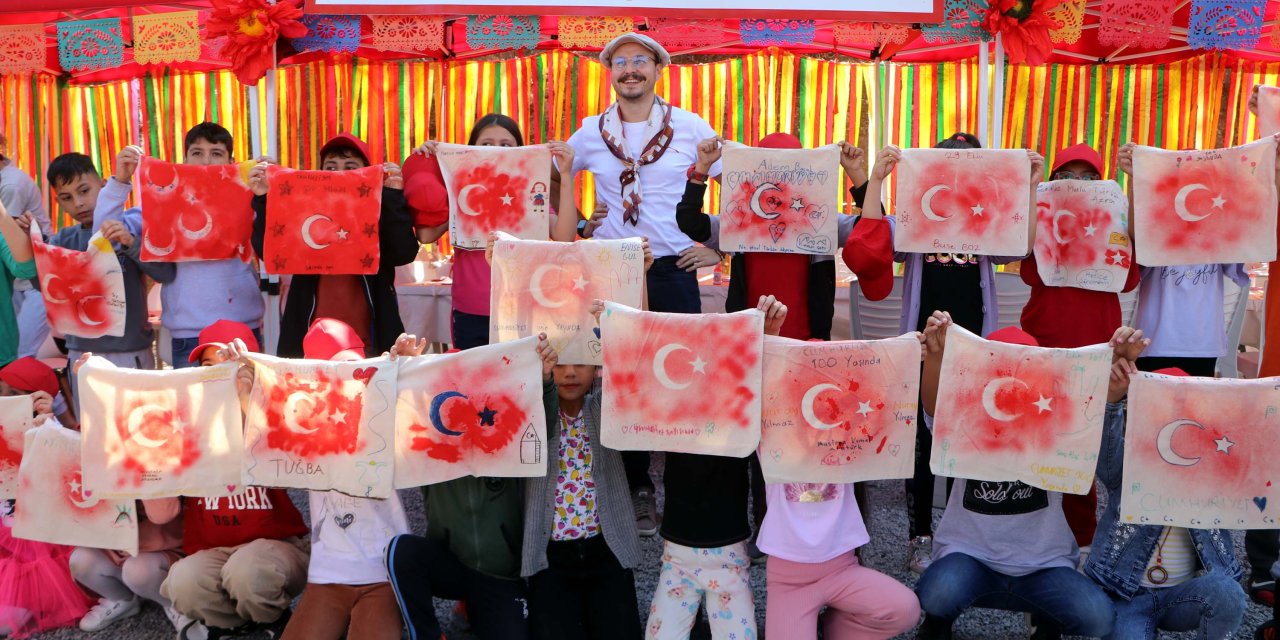 Depremzede Çocuklar ‘Kırmızı Çatı’ Projesiyle Cumhuriyetin 100’üncü Yılını Kutladı