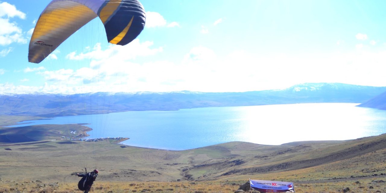 2241 Metre Rakımlı Balık Gölü Manzarası Eşliğinde Dev Türk Bayrağı İle Uçtu