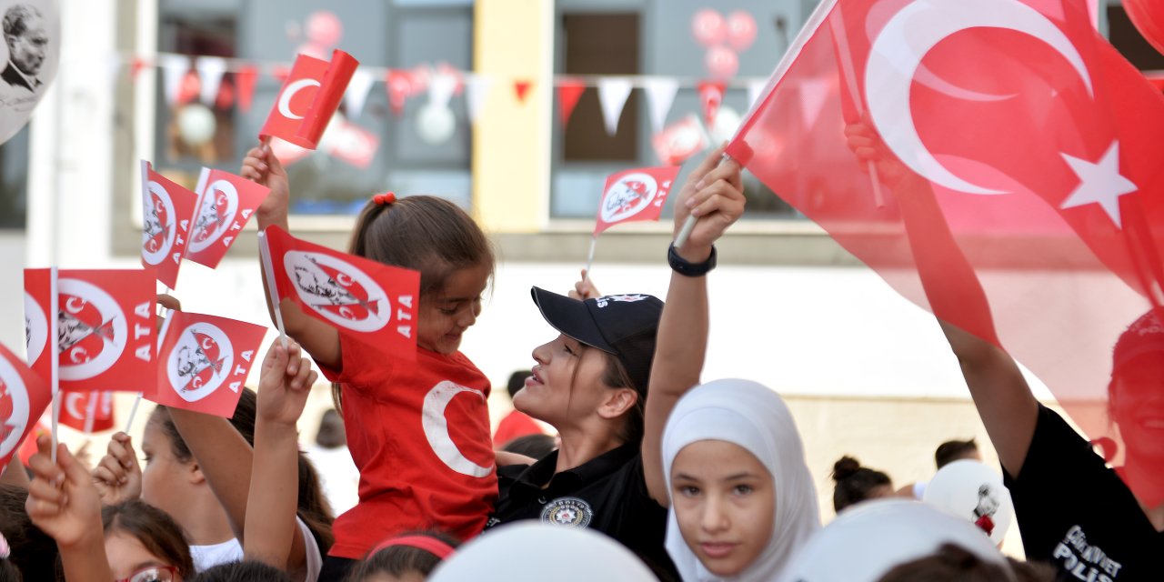 Polisten Toma Ve Zırhlı Araçlarla Cumhuriyet Kutlaması