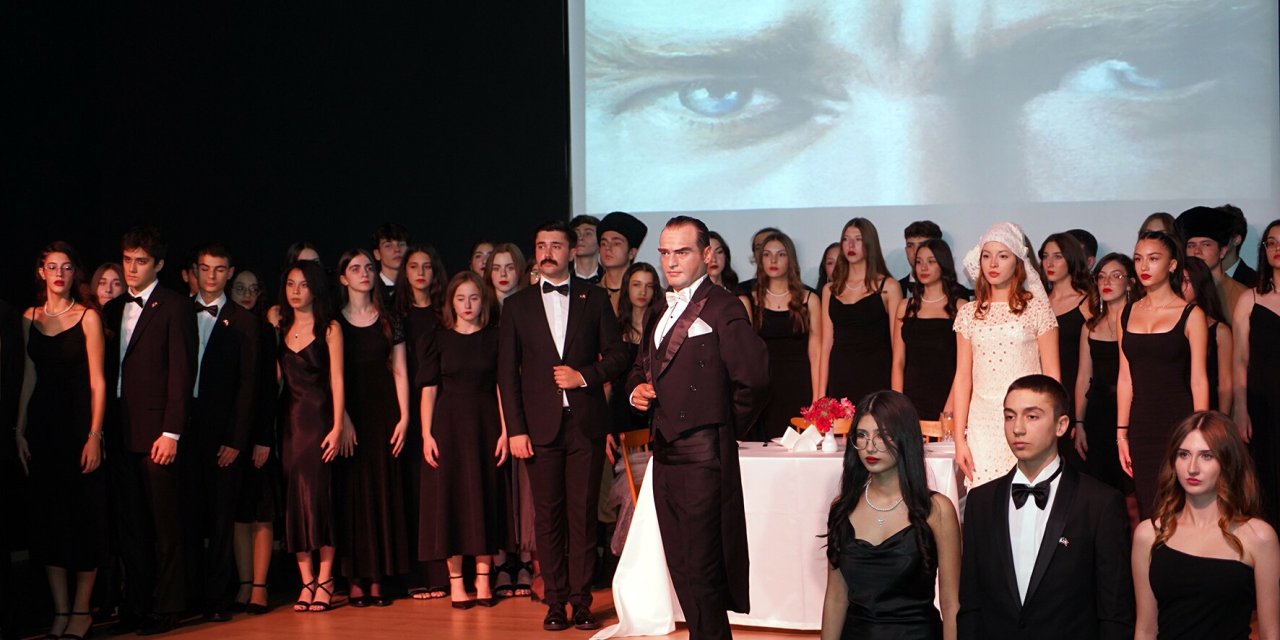 Uğur Okulları'ndan Gururlandıran 100'üncü Yıl Balosu