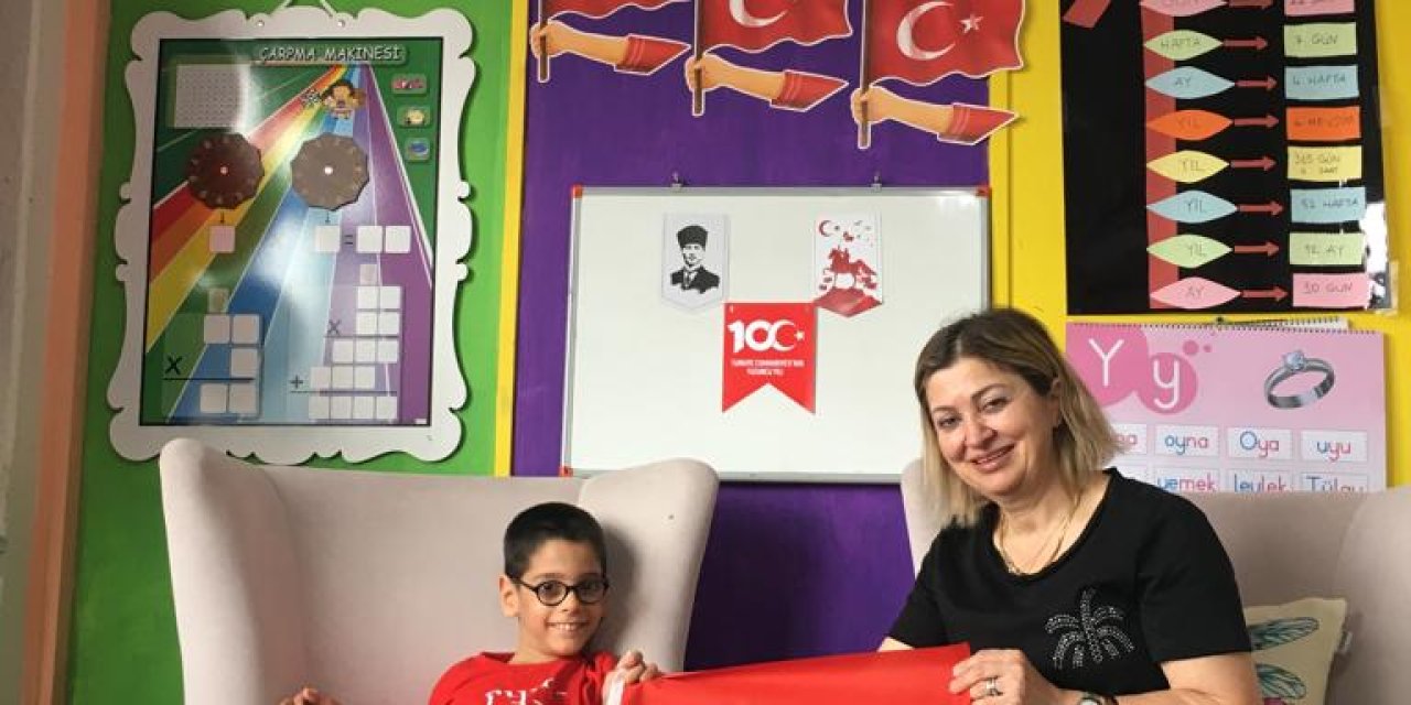 Serebral Palsili Asrın, Cumhuriyet Bayramı'nı Bayraklarla Süslediği Odasında Kutladı