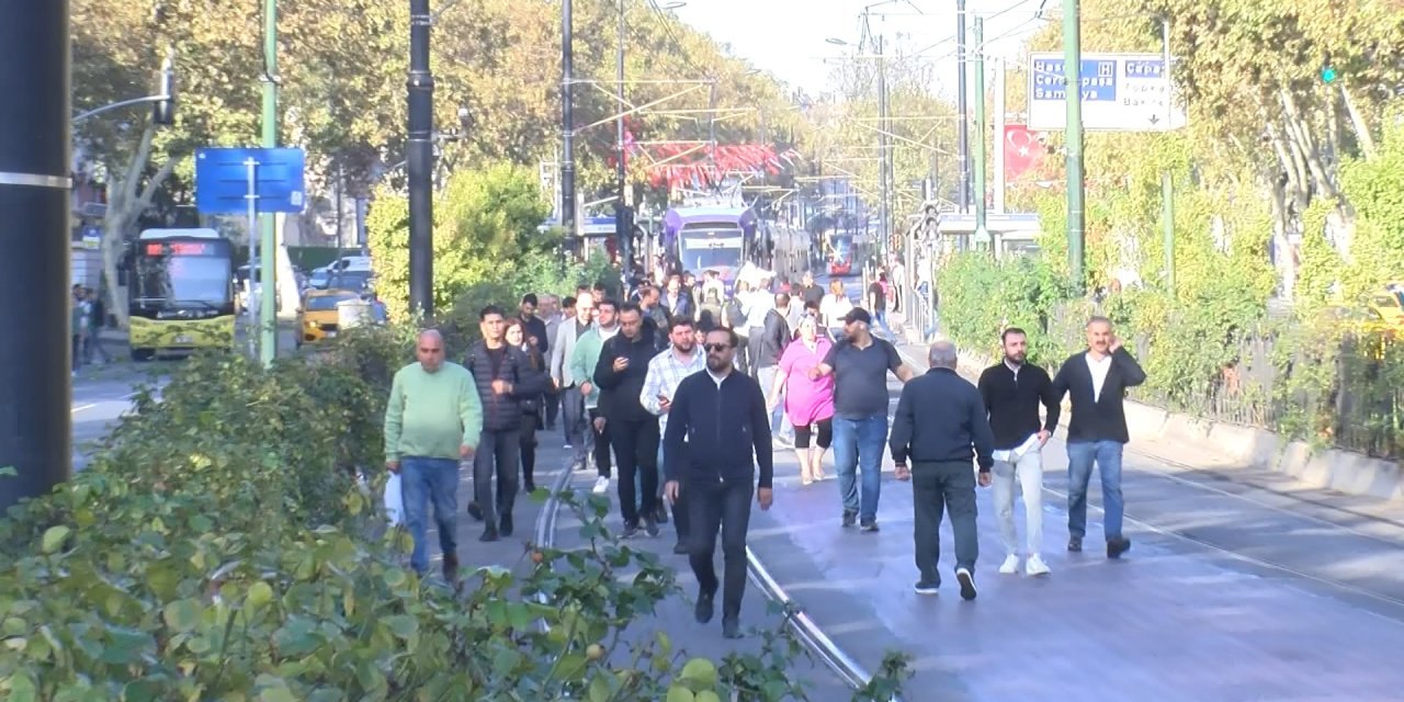 (Geniş Haber) Beyazıt'ta Tramvay Raydan Çıktı: Yolcular Yürümek Zorunda Kaldı