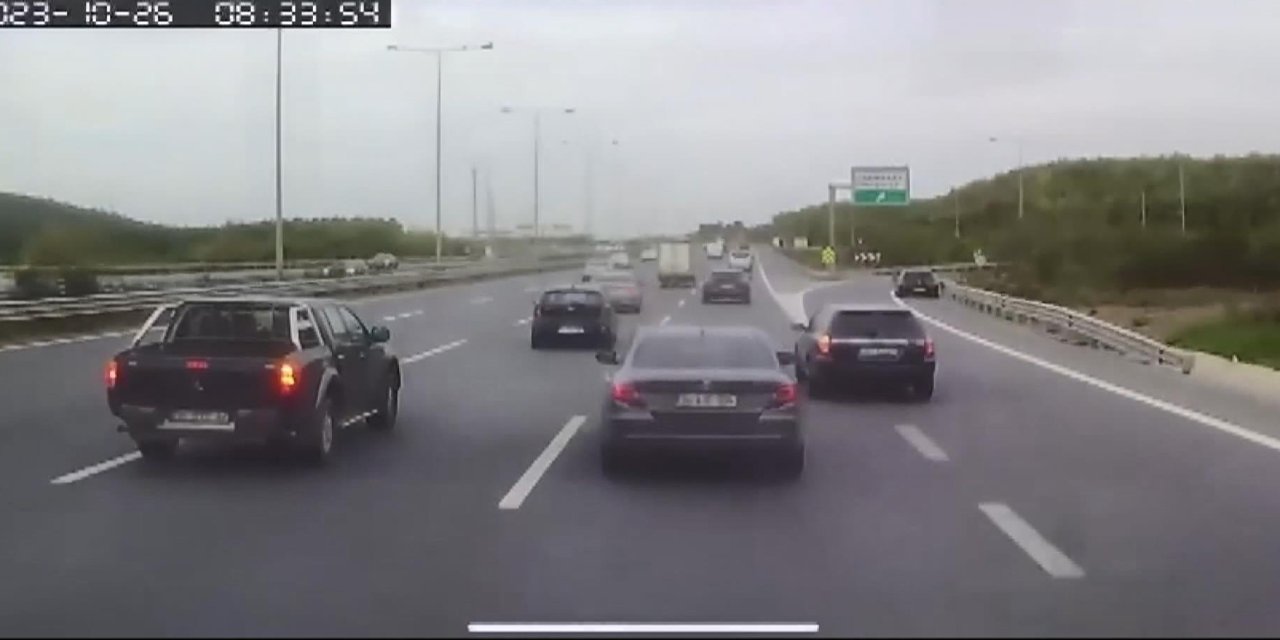 Ümraniye'de Tır'ın Kamyonete Çarptığı Anlar Kamerada