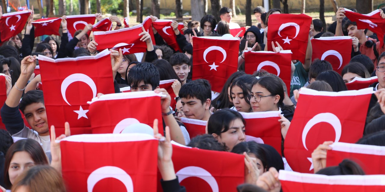 Cumhuriyet’in 100’üncü Yılına 1000 Bayraklı Kutlama