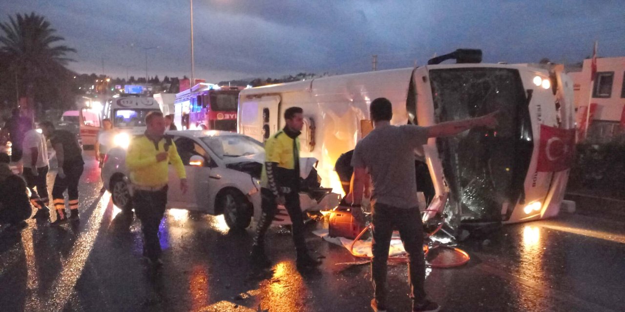 Devrilen Midibüse Otomobil Çarptı: 4 Yaralı