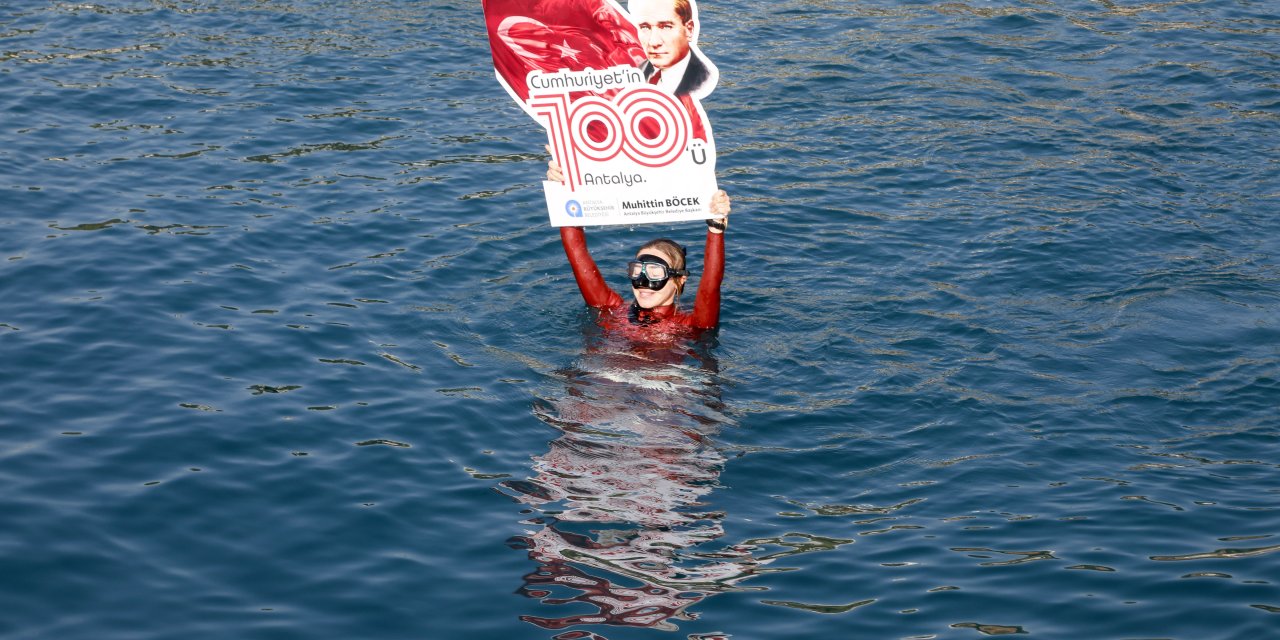 Dünya Rekortmeni Ercümen'den 100'üncü Yıla Özel Dalış