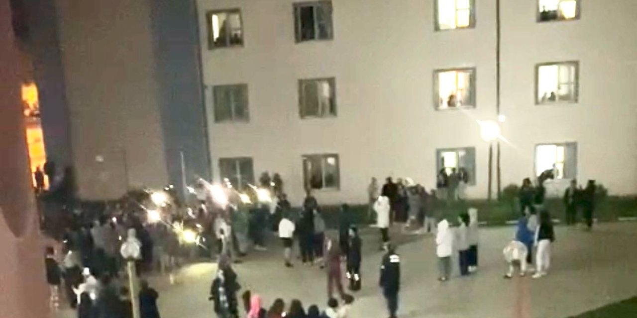 Bartın'da Kız Öğrenci Yurdu Önünde Asansör Eylemi