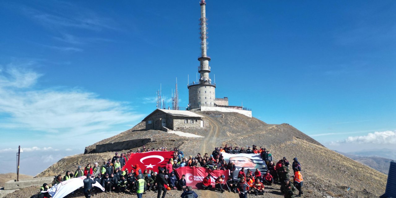 Palandöken Zirvesine Yürüyüp, Türk Bayrağı Ve Atatürk Posteri Açtılar