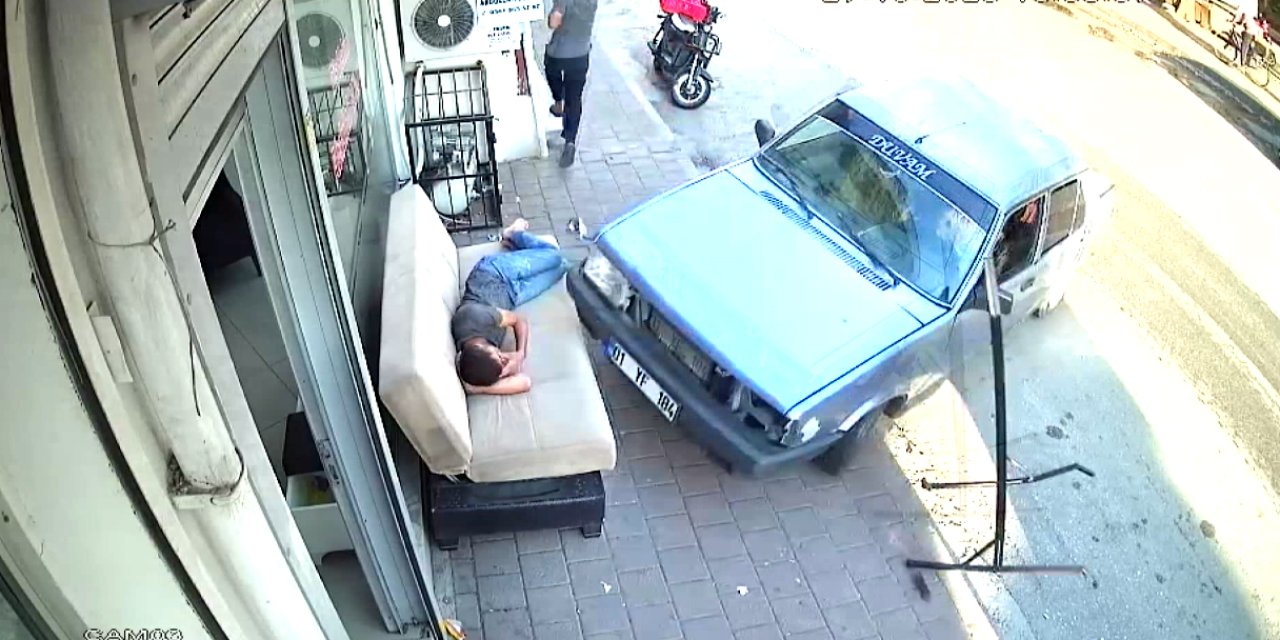 Otomobil, Esnafın Üzerinde Uyuduğu Kaldırımdaki Kanepeye Çarptı