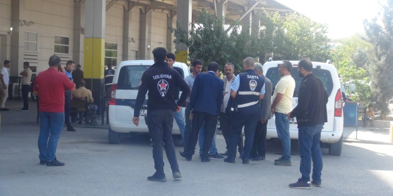 Şanlıurfa’da Bayrak Dağıtan Zabıta Amiri Bıçaklandı (2)