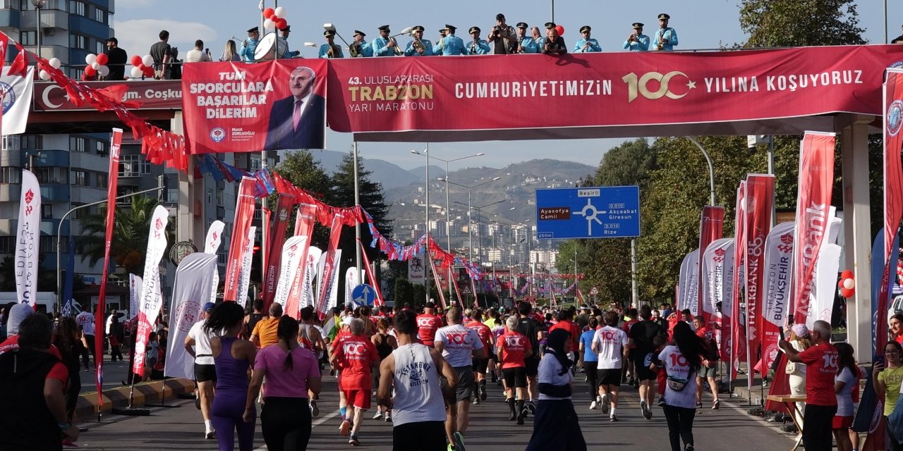 Cumhuriyet'in 100’üncü Yılında Uluslararası Trabzon Yarı Maratonu Koşuldu