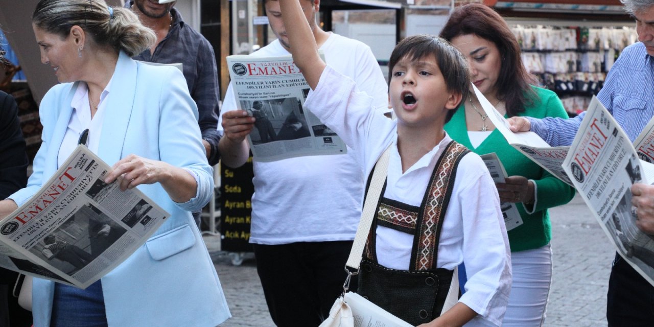 Cumhuriyet’in 100. Yılına Özel Hazırlanan Gazete Meydanlarda Dağıtıldı: Vatandaşlar Duygusal Anlar Yaşadı