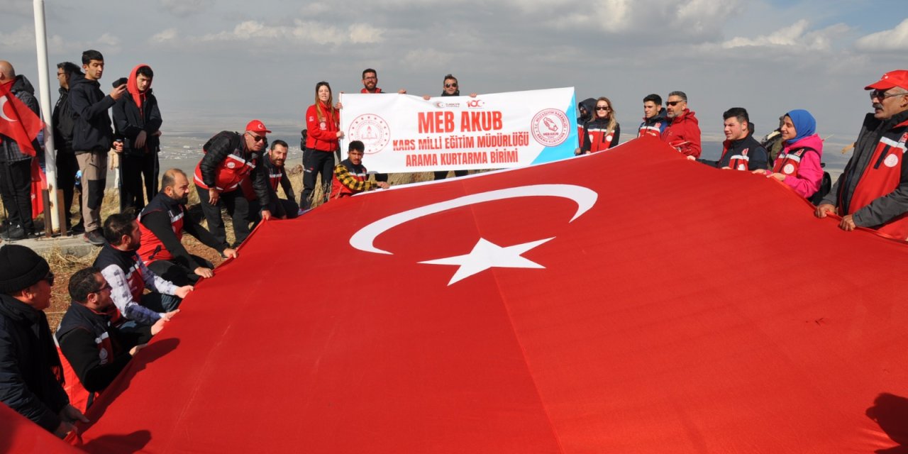 Cumhuriyet’in Yıl Dönümünde 2254 Rakımlı Yahni Dağı'na Çıkıp Dev Türk Bayrağı Açtılar