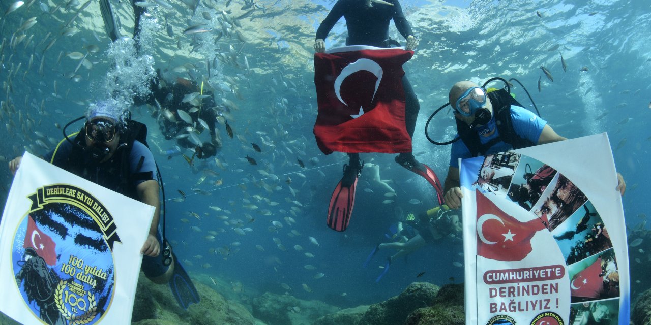 Kemer'de Dalgıçlar, Cumhuriyet Bayramı’nı Deniz Altında Kutladı