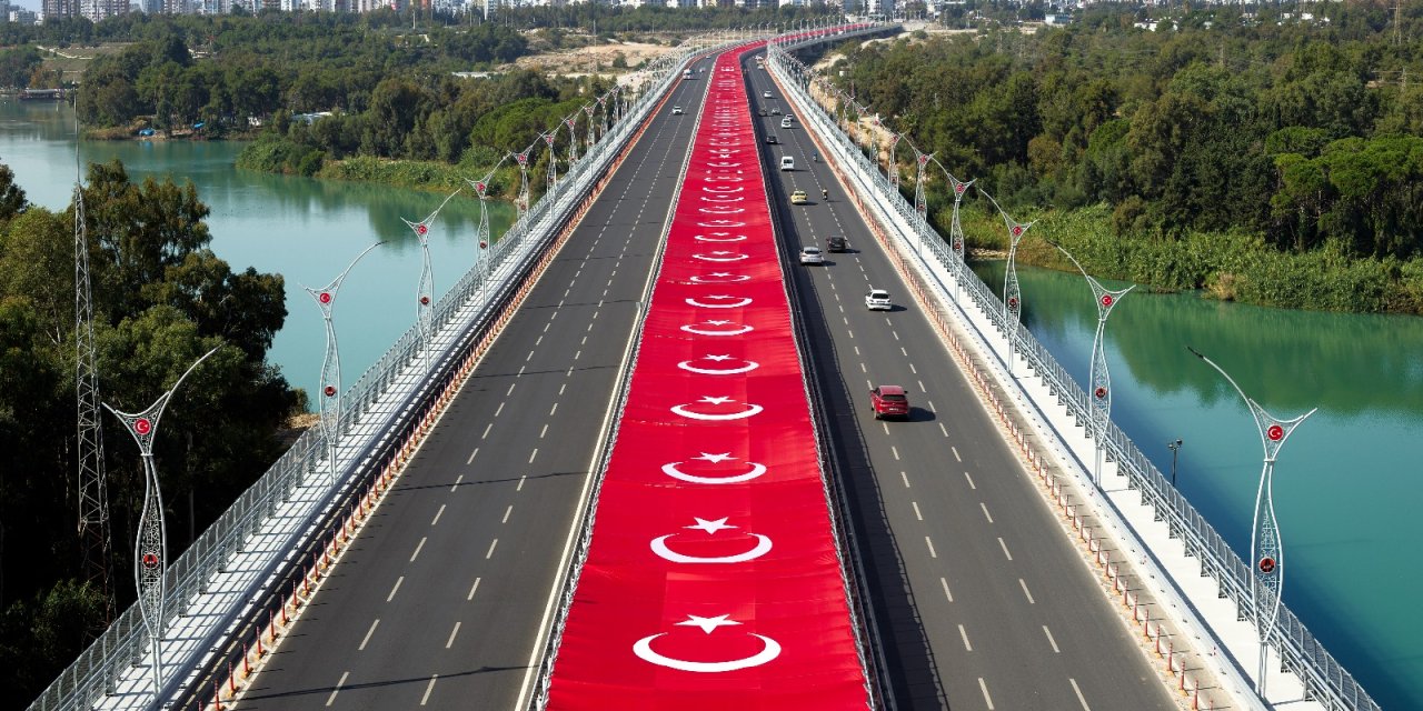 Cumhuriyetin 100’üncü Yılı Nedeniyle Adana 15 Temmuz Şehitler Köprüsü’ne Devasa Türk Bayrağı Serilecek