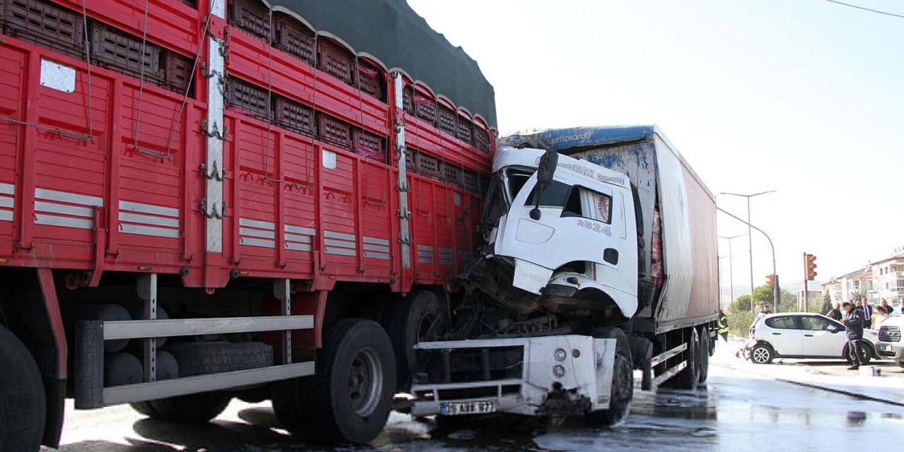 Kamyonun Kırmızı Işıkta Bekleyen Tır Ve Otomobile Çarptığı Kaza, Kamerada