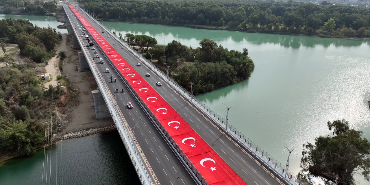 Adana 15 Temmuz Şehitler Köprüsü'ne Dev Bayrak