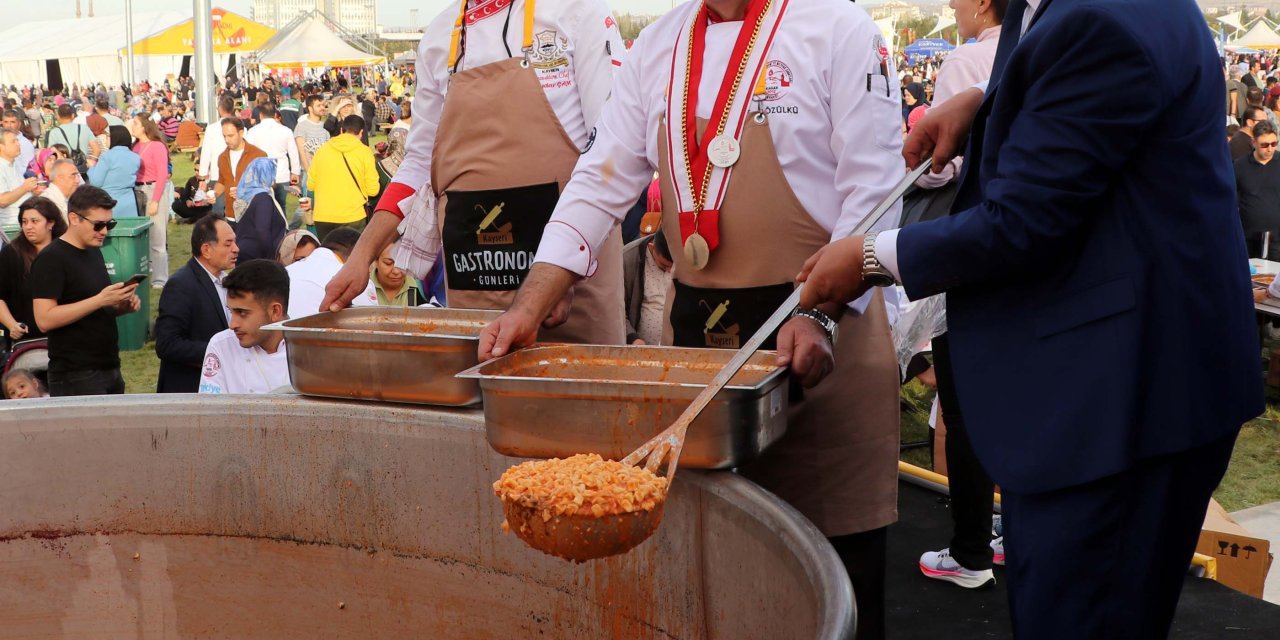 Kayseri'de Tek Kazanda Pişirilen 1 Ton Mantı Vatandaşlara Dağıtıldı