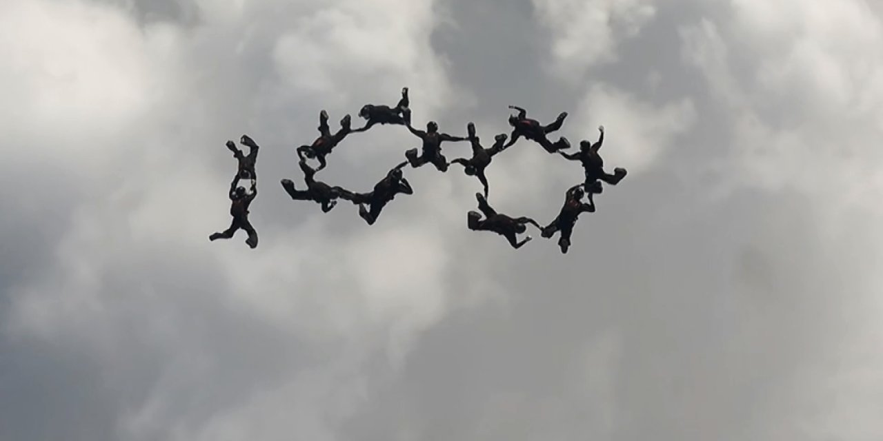 Uçaktan Atlayan 100 Bordo Bereli, Gökyüzünde '100' Rakamı Oluşturdu