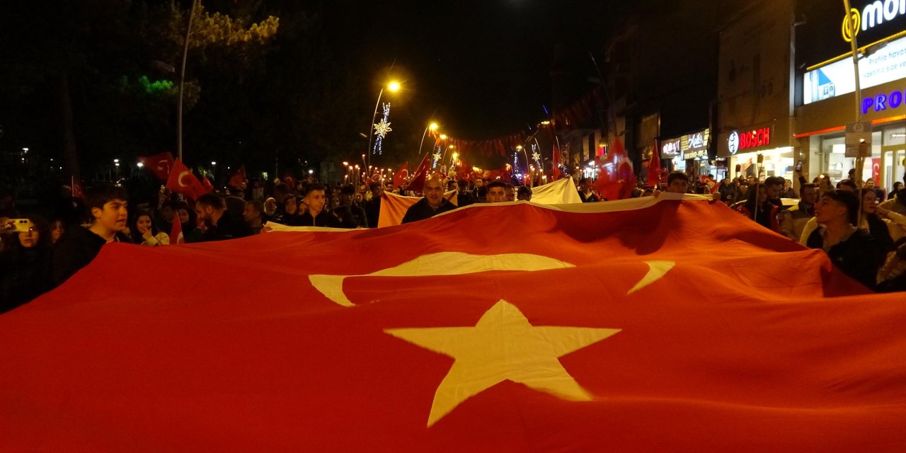 Erzurum Ve Erzincan'da 'Cumhuriyet' Yürüyüşü