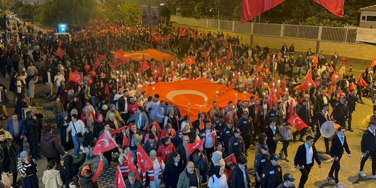Iğdırlılar 'Cumhuriyet' İçin Saat '19.23'te Yürüdü