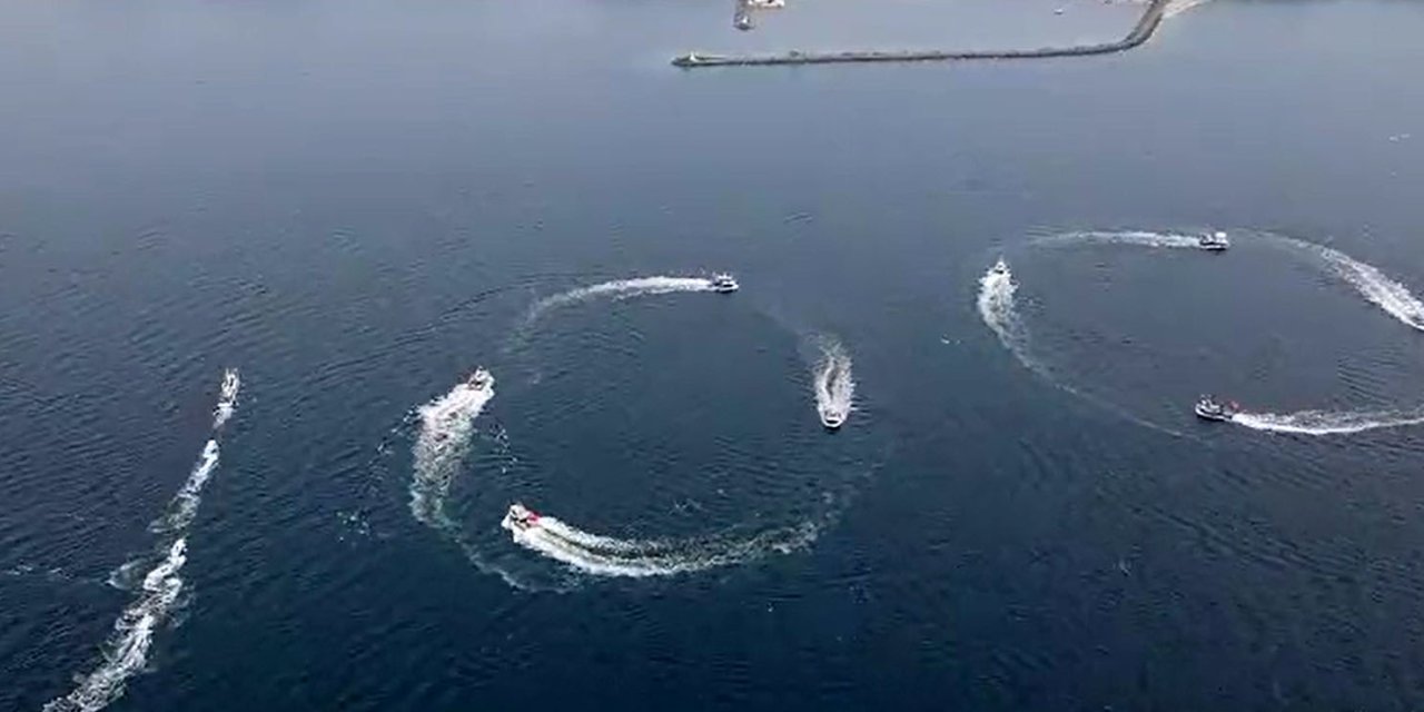 Kırklareli'nde Balıkçılardan Tekneleriyle 'Ay Yıldız İle 100. Yıl' Koreografisi