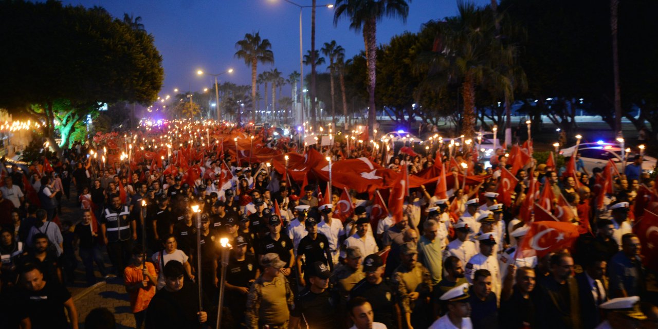 Mersin'de 'Cumhuriyet' Coşkusu; Fener Alayı Düzenlendi