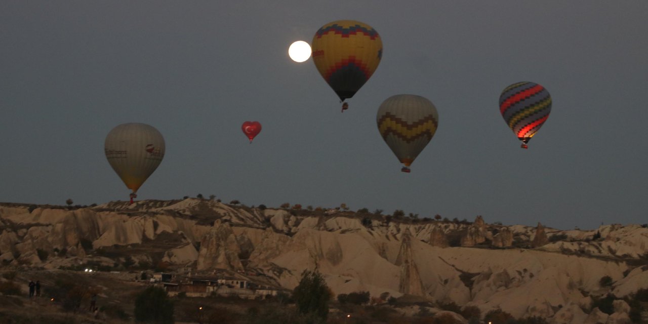 Kapadokya’da 100’üncü Yılda 100 Balon, 100 Bayrakla Havalandı