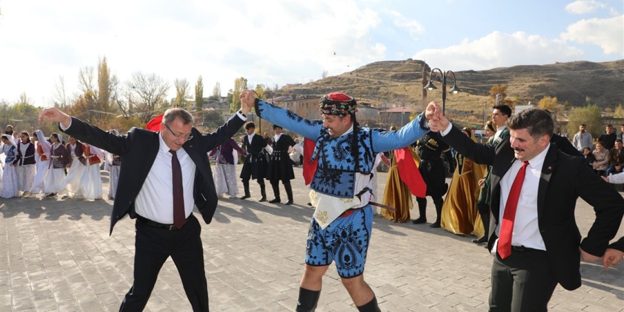 Kars Valisi, Cumhuriyet Halayına Katıldı