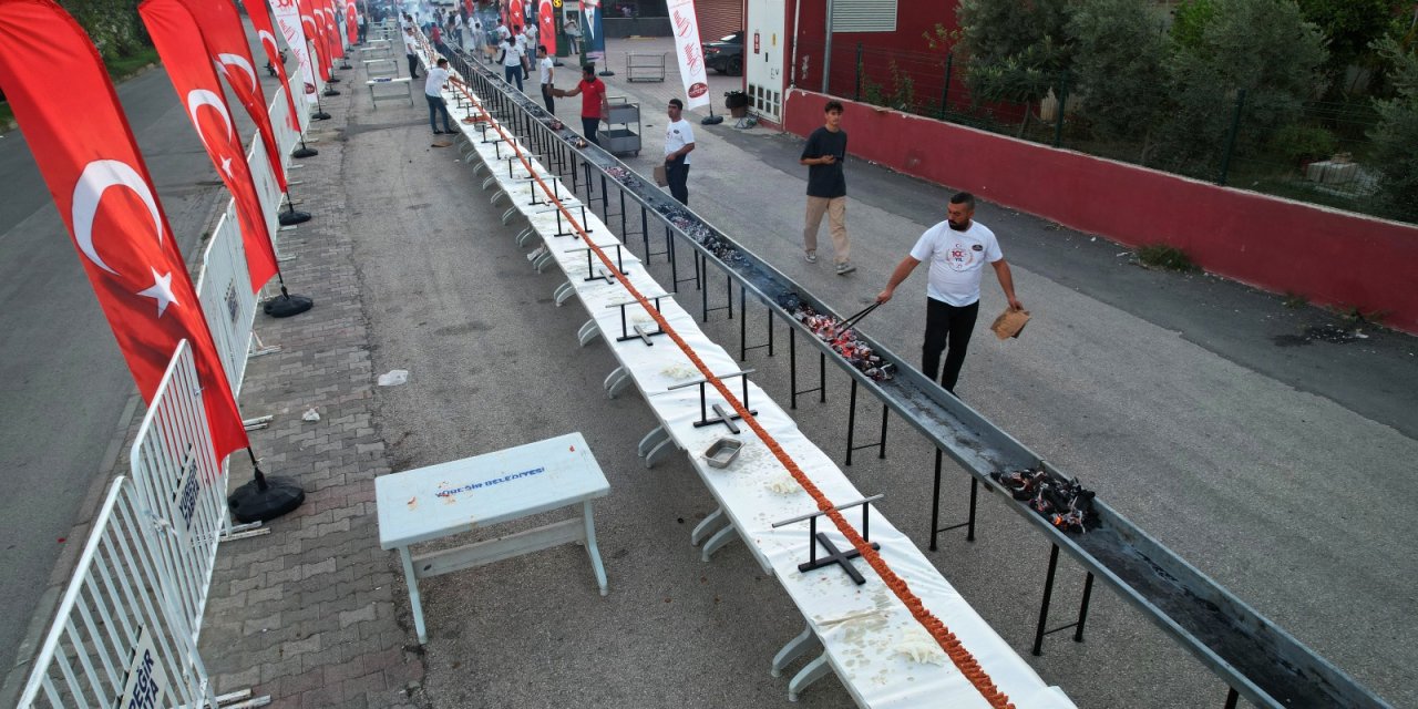 Adanalı Kebapçıdan Cumhuriyet’in 100’üncü Yılına Özel 100 Metre Boru Kebabı