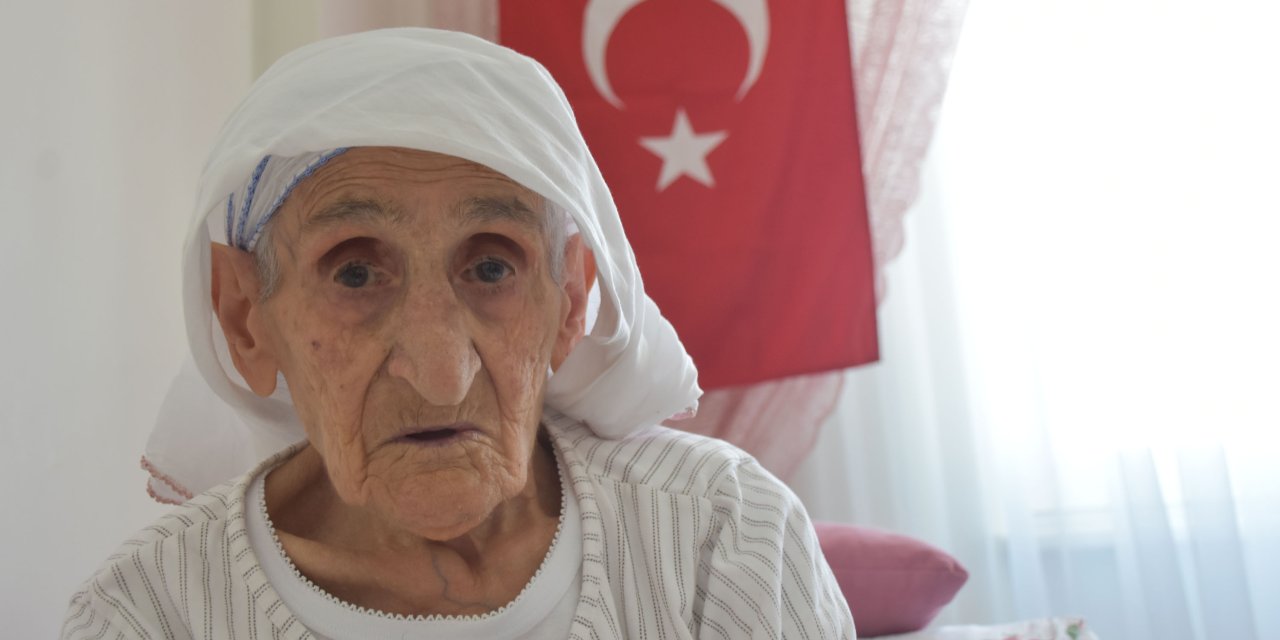 103 Yaşındaki Zeynep Gülbil'in Bayrak Sevgisi