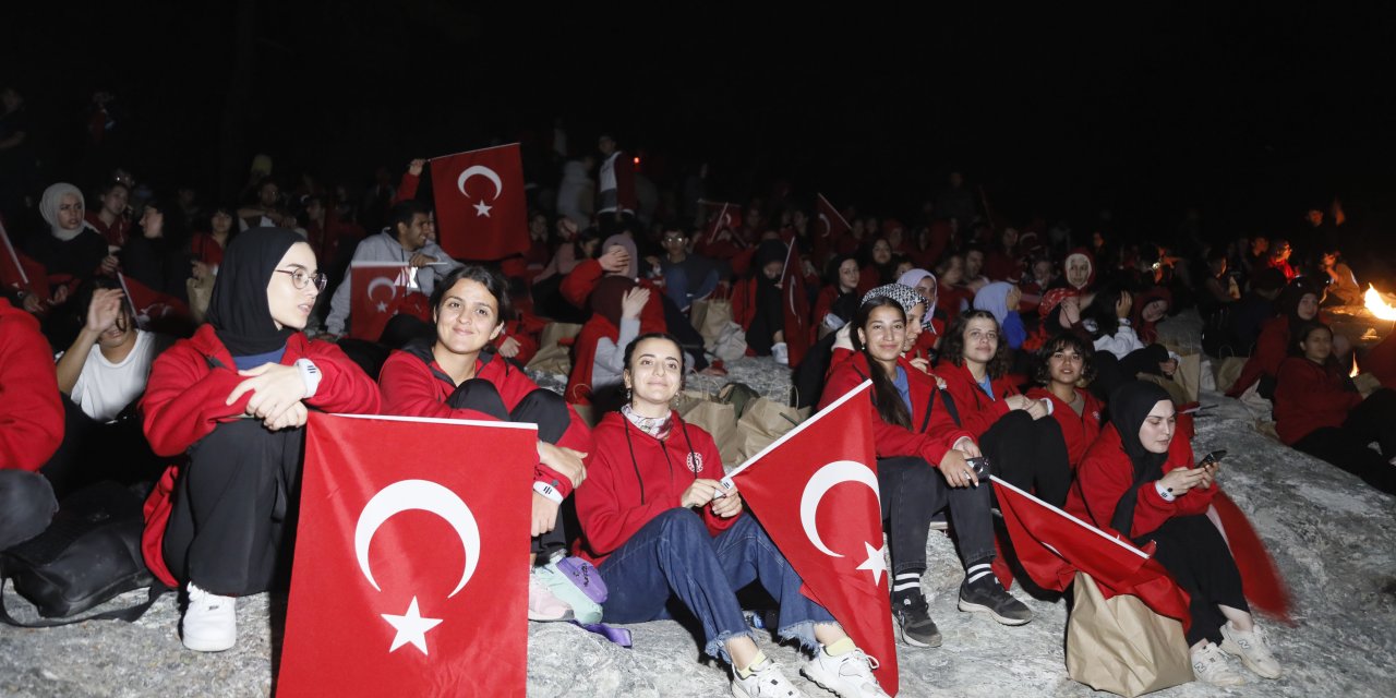 Antalya'da 'Cumhuriyet' Coşkusu; Mete Gazoz, Sönmeyen Ateşle Ok Yakıp, Atış Yaptı