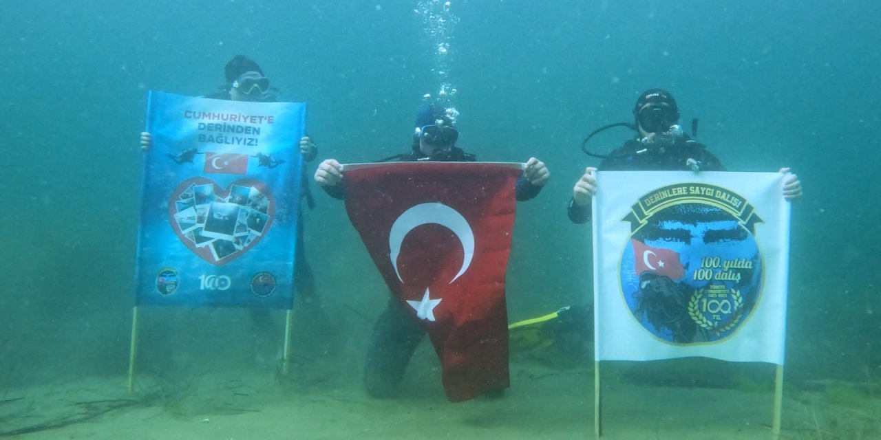 Cumhuriyet’in 100’üncü Yılını Su Altında Bayrak Açarak Kutladılar