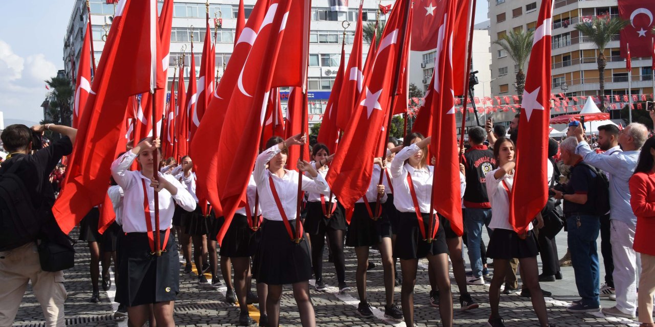 İzmir'de Cumhuriyet Bayramı Coşkusu