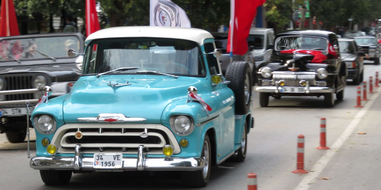 Kadıköy'de Klasik Otomobillerle 100.yıl Konvoyu